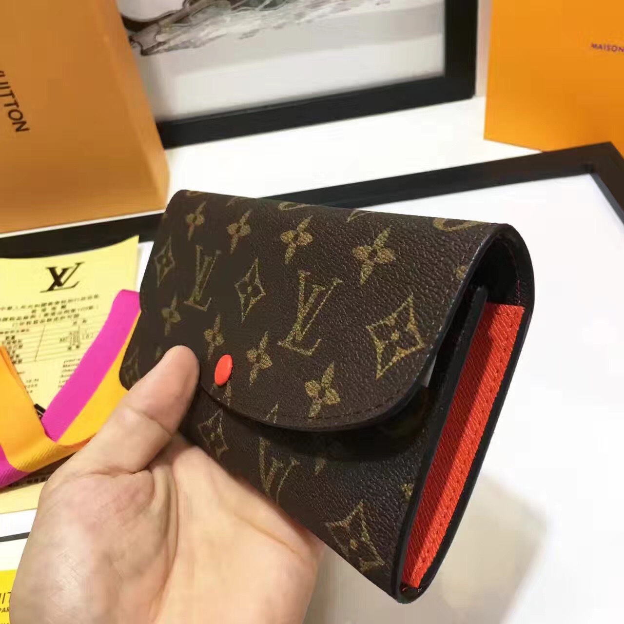 1V wallet M60698