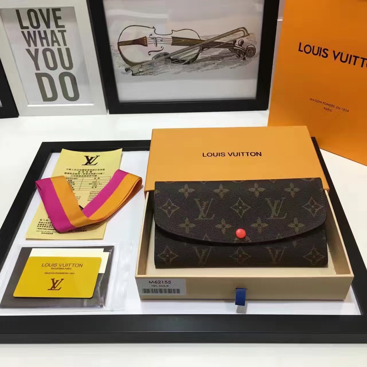 1V wallet M60698