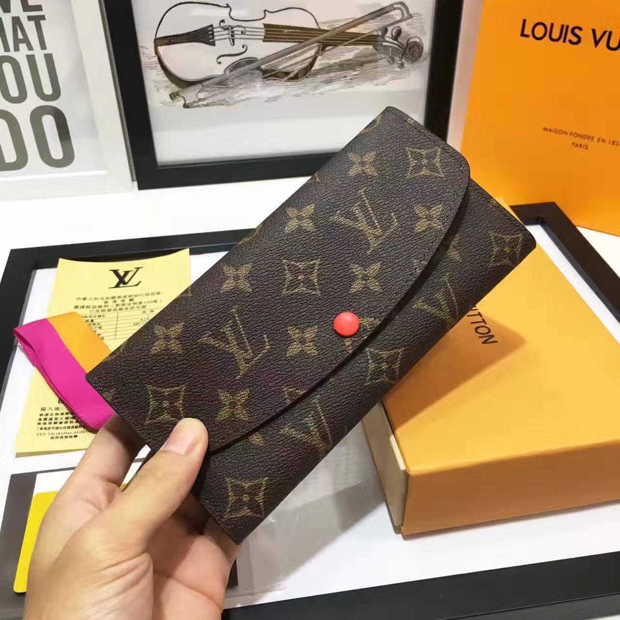 1V wallet M60698