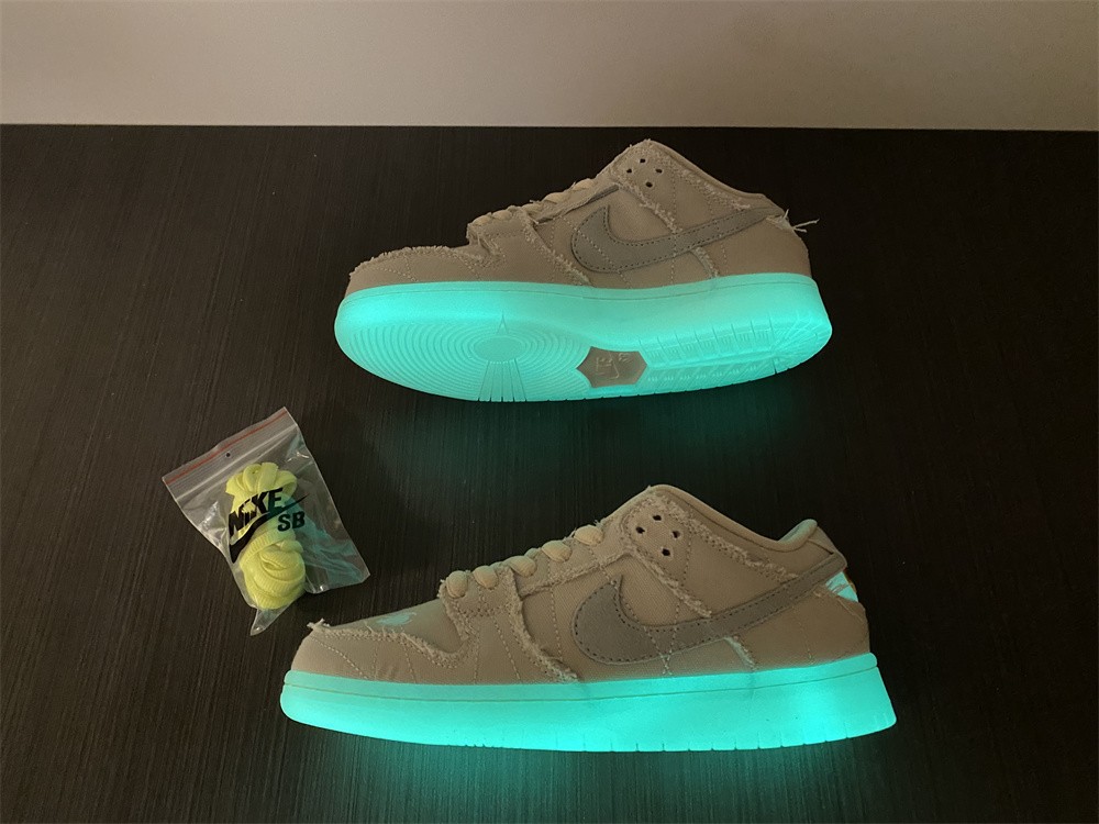 Nike SB Dunk Low Mummy DM0774-111