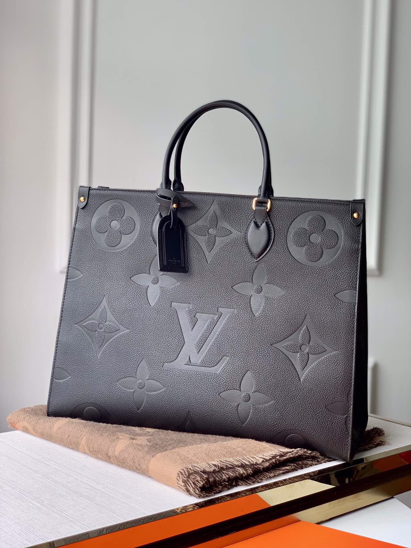 L0u1s Vu1tton Onthego Empreinte MM Black in Leather with Gold-tone
