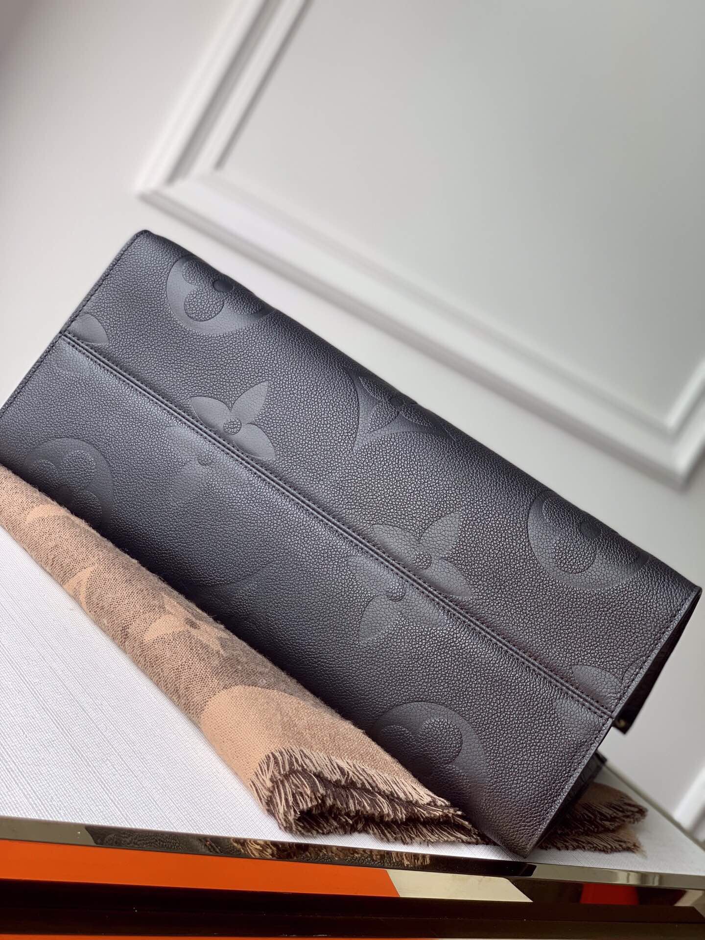 L0u1s Vu1tton Onthego Empreinte MM Black in Leather with Gold-tone