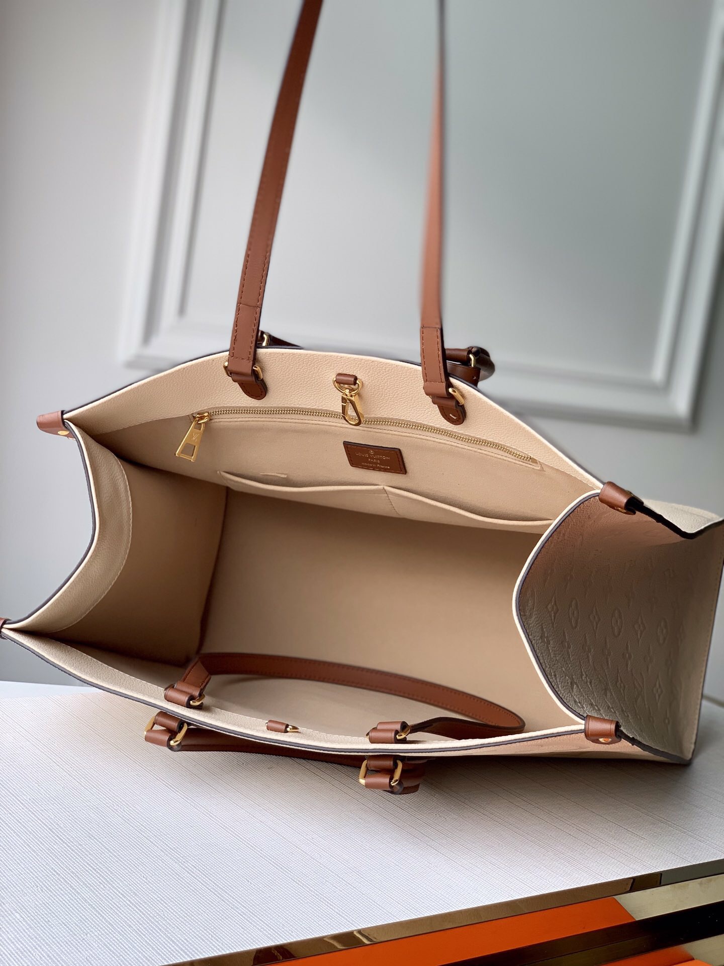 L0u1s Vu1tton Onthego Empreinte MM Turtledove in Leather with Gold-tone