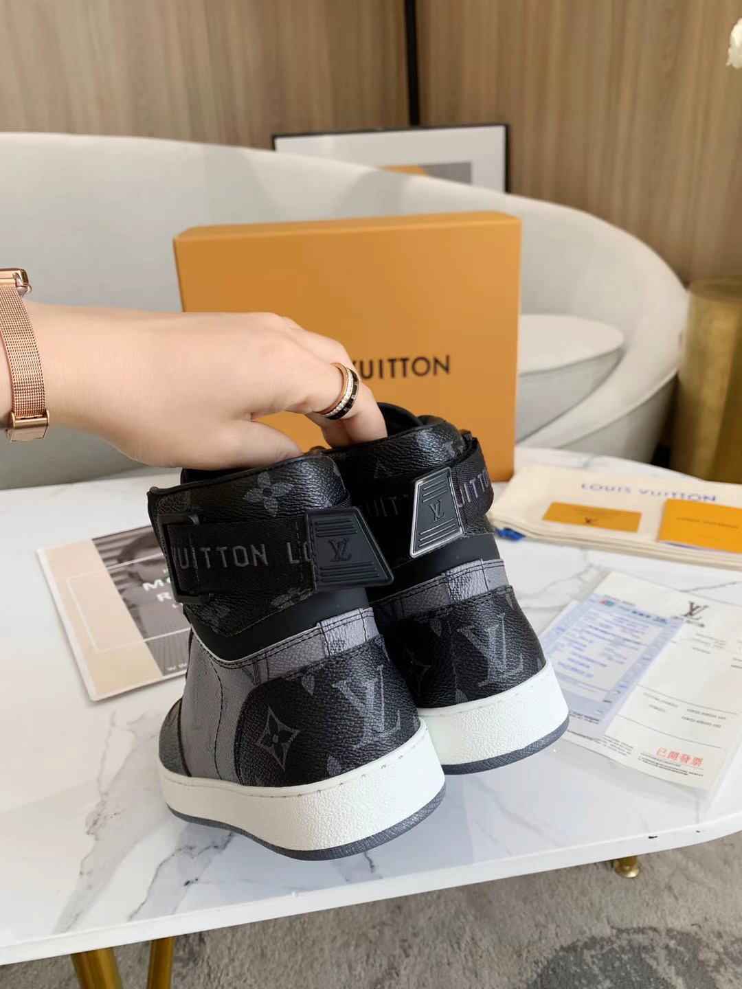 1V Sneakers 2022043001