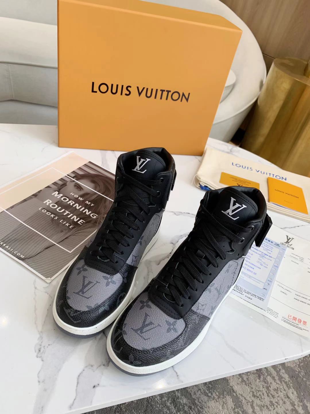 1V Sneakers 2022043001