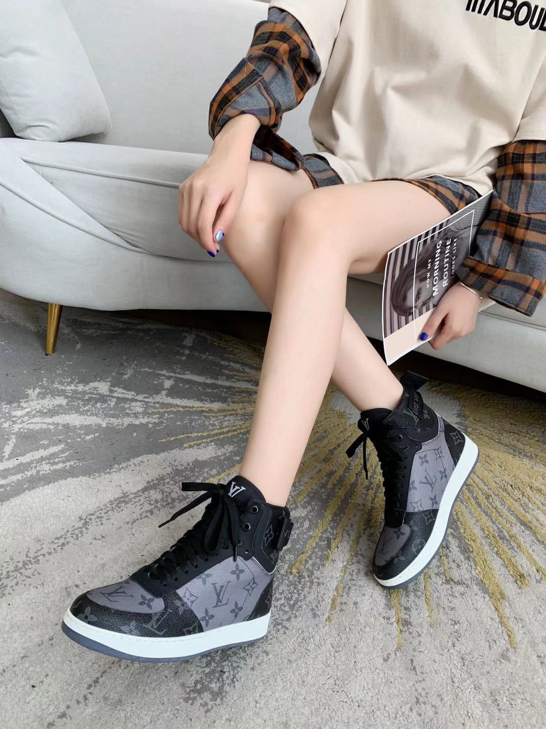 1V Sneakers 2022043001