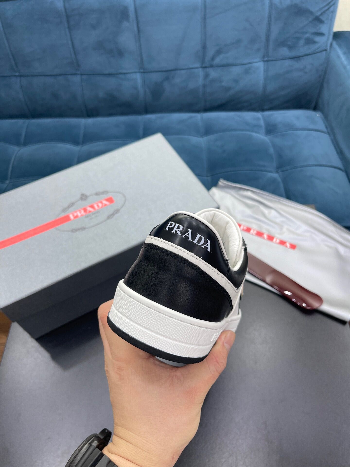 Pra0a sneaker 2022080101