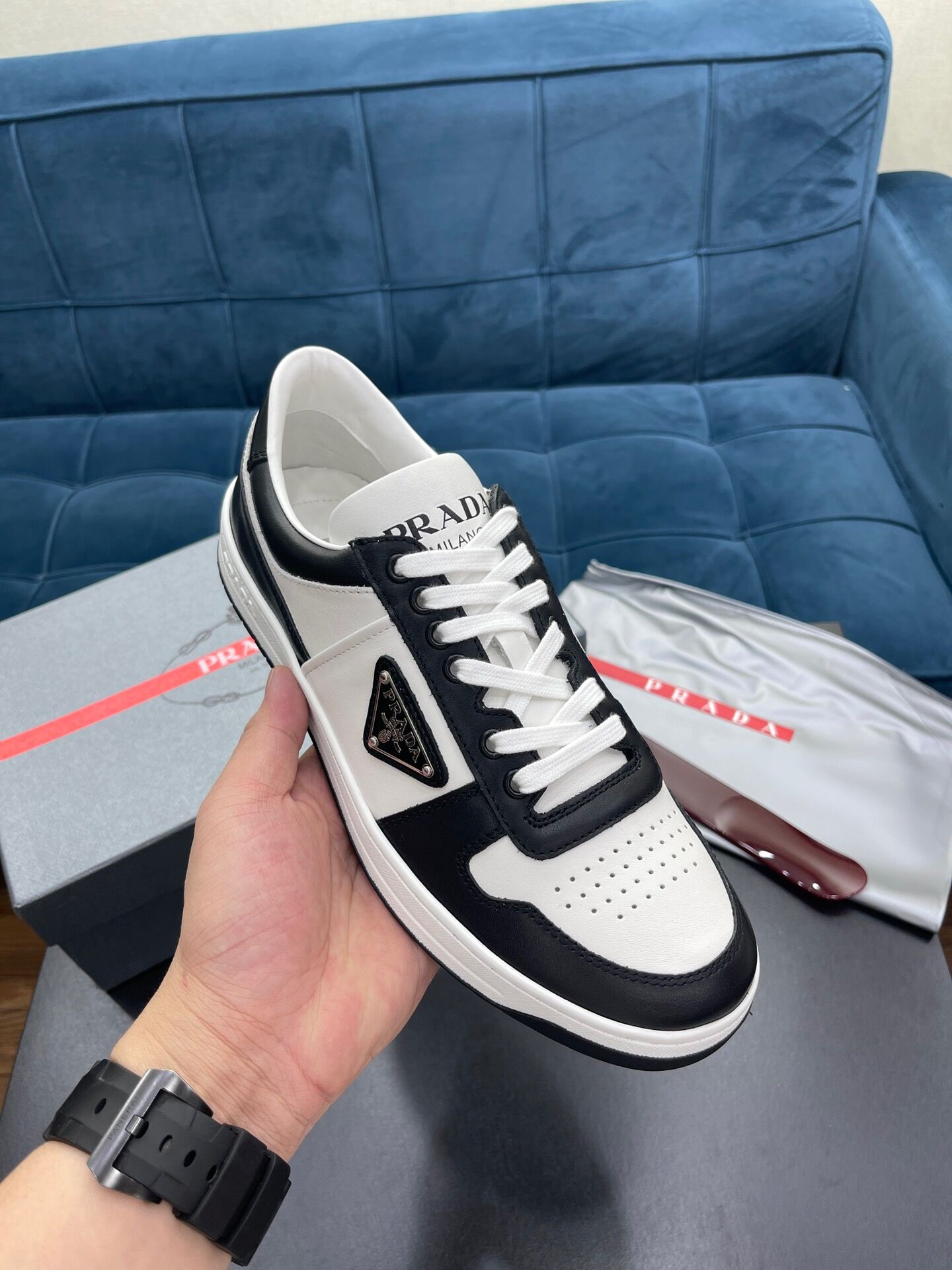 Pra0a sneaker 2022080101