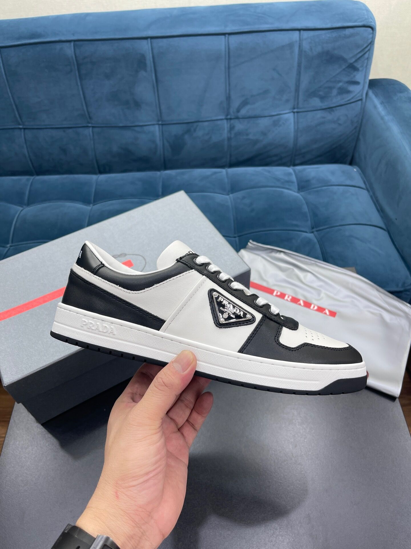 Pra0a sneaker 2022080101