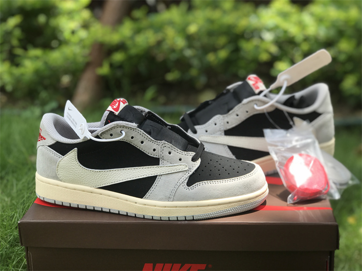 Travis Scott x Air Jordan 1 low DM7866-010
