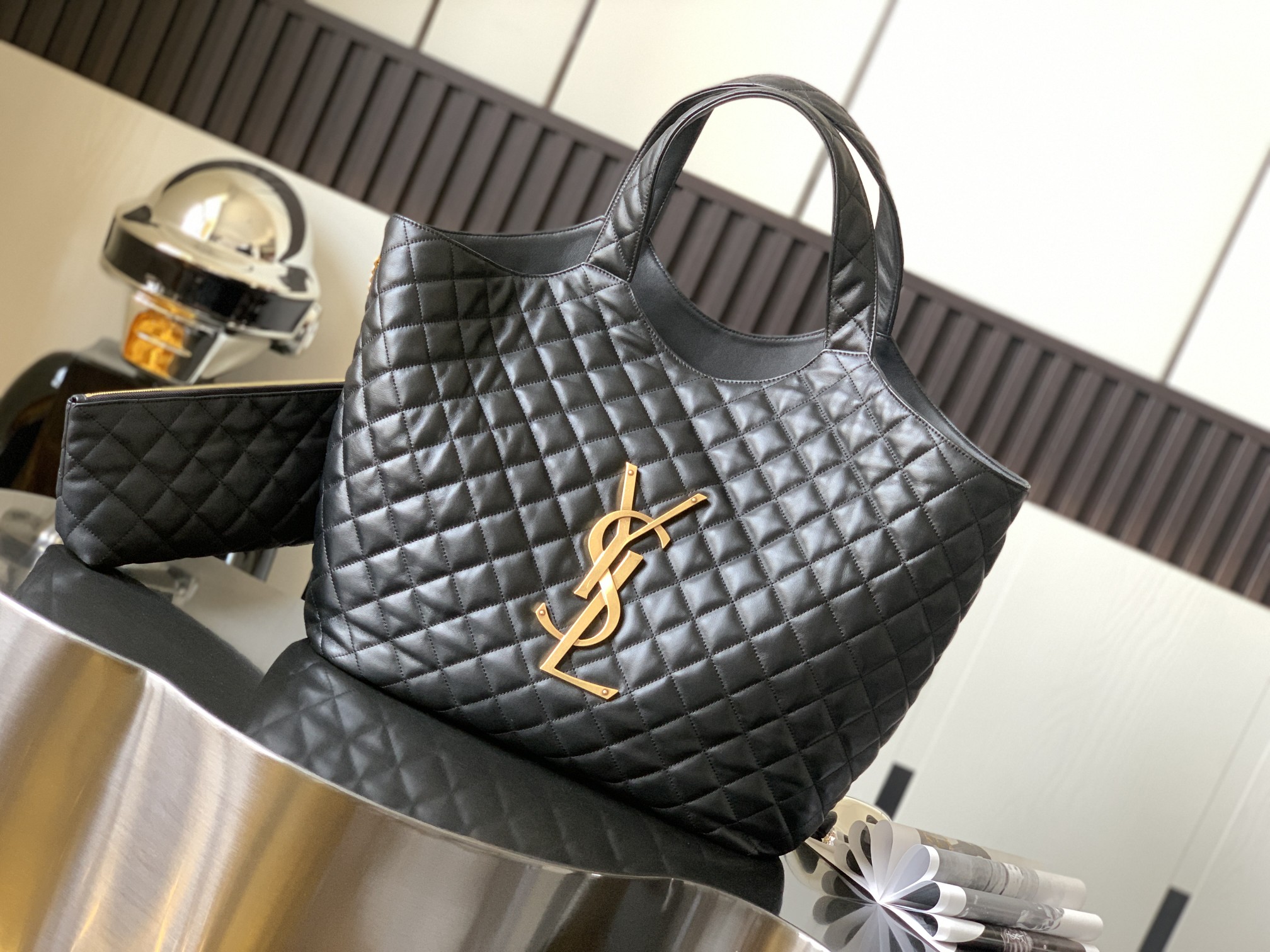 y5l Sa**t Lau*nt icare maxi shopping bag quilted lambskin black