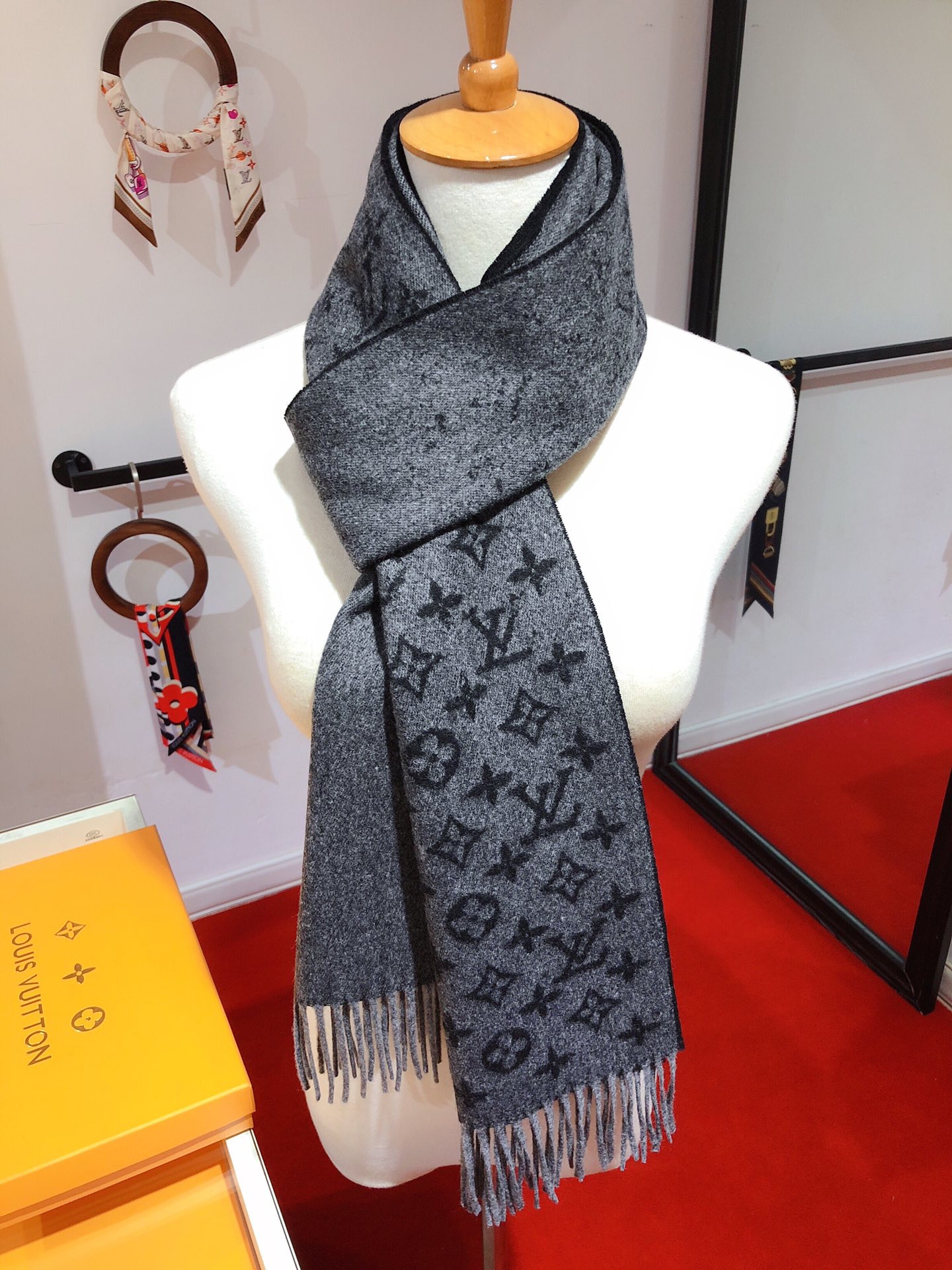 1V MONOGRAM GRADIENT SCARF
