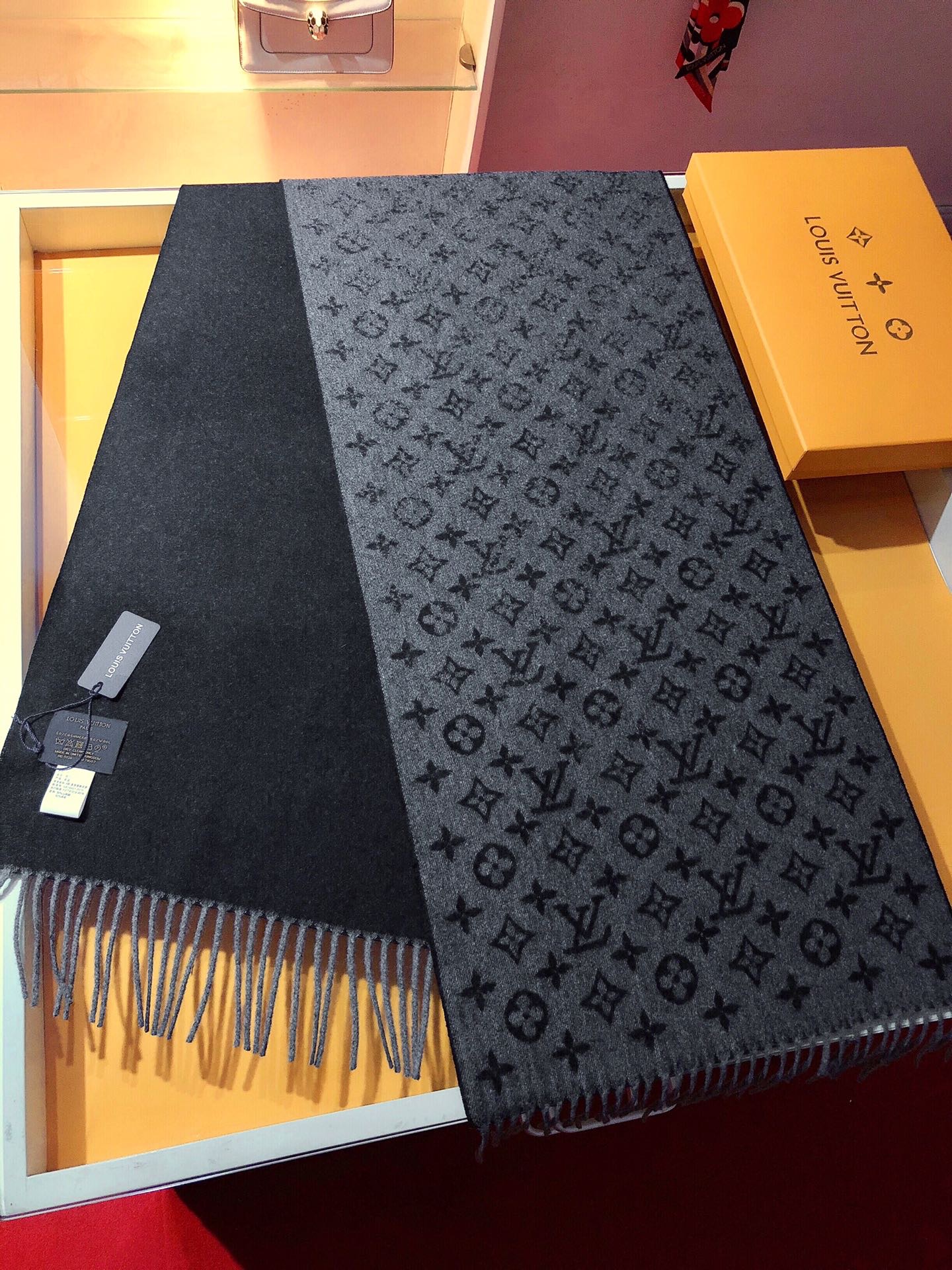 1V MONOGRAM GRADIENT SCARF