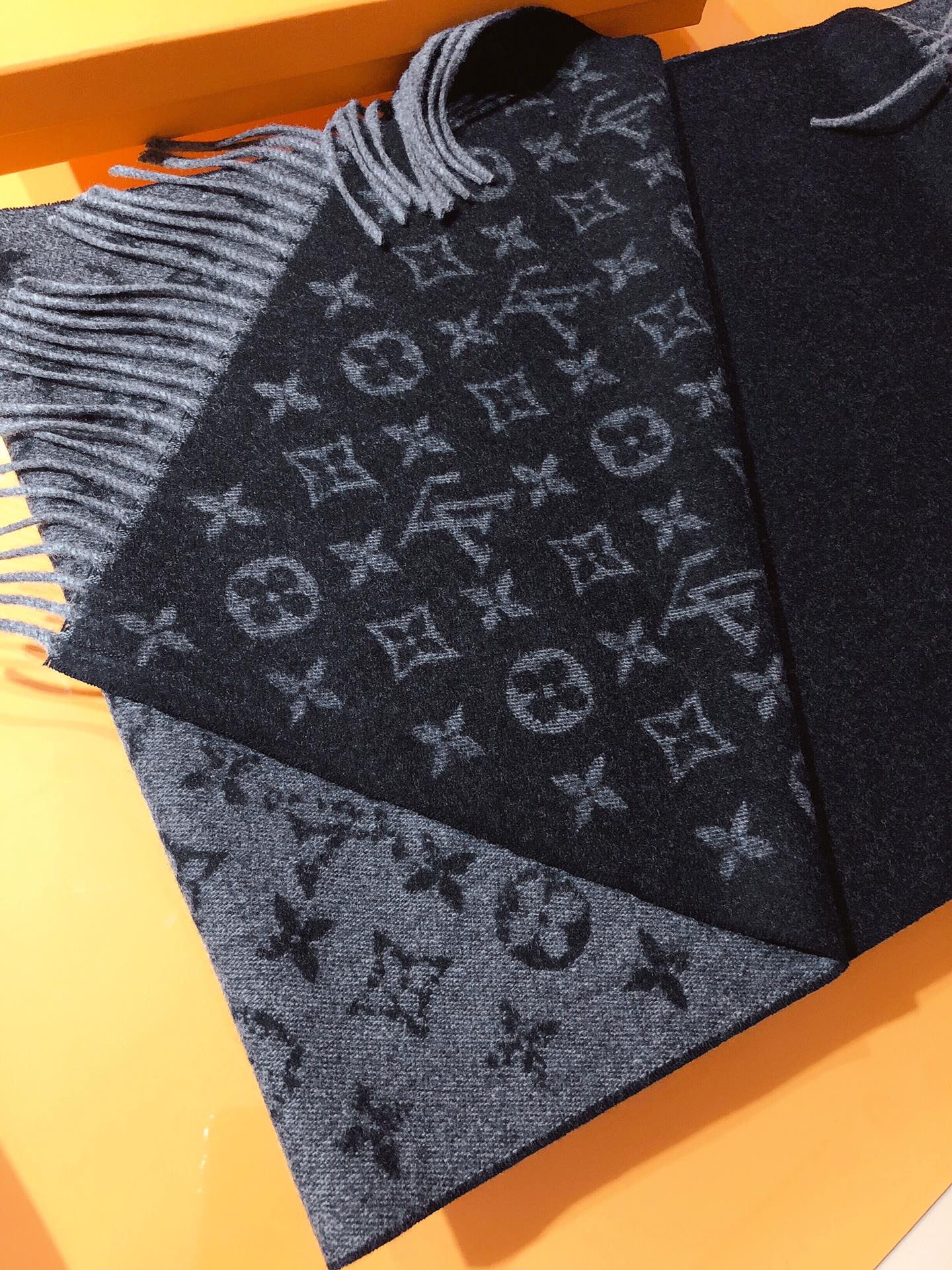 1V MONOGRAM GRADIENT SCARF