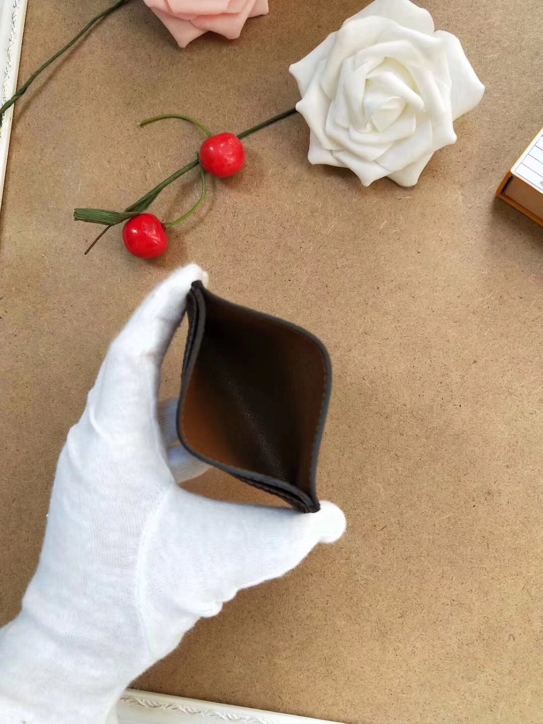 1V wallet holder 2022110501