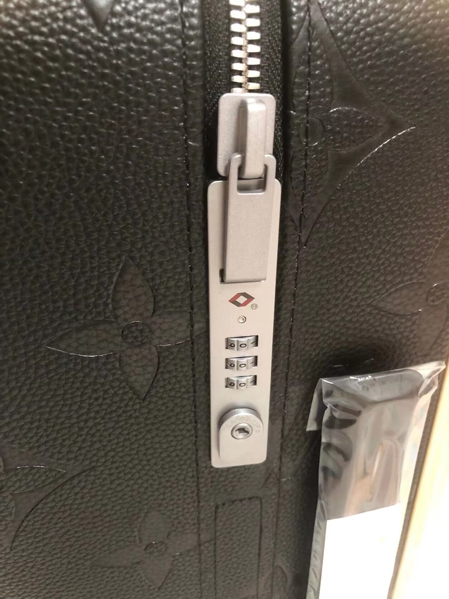 LV luggage M46115