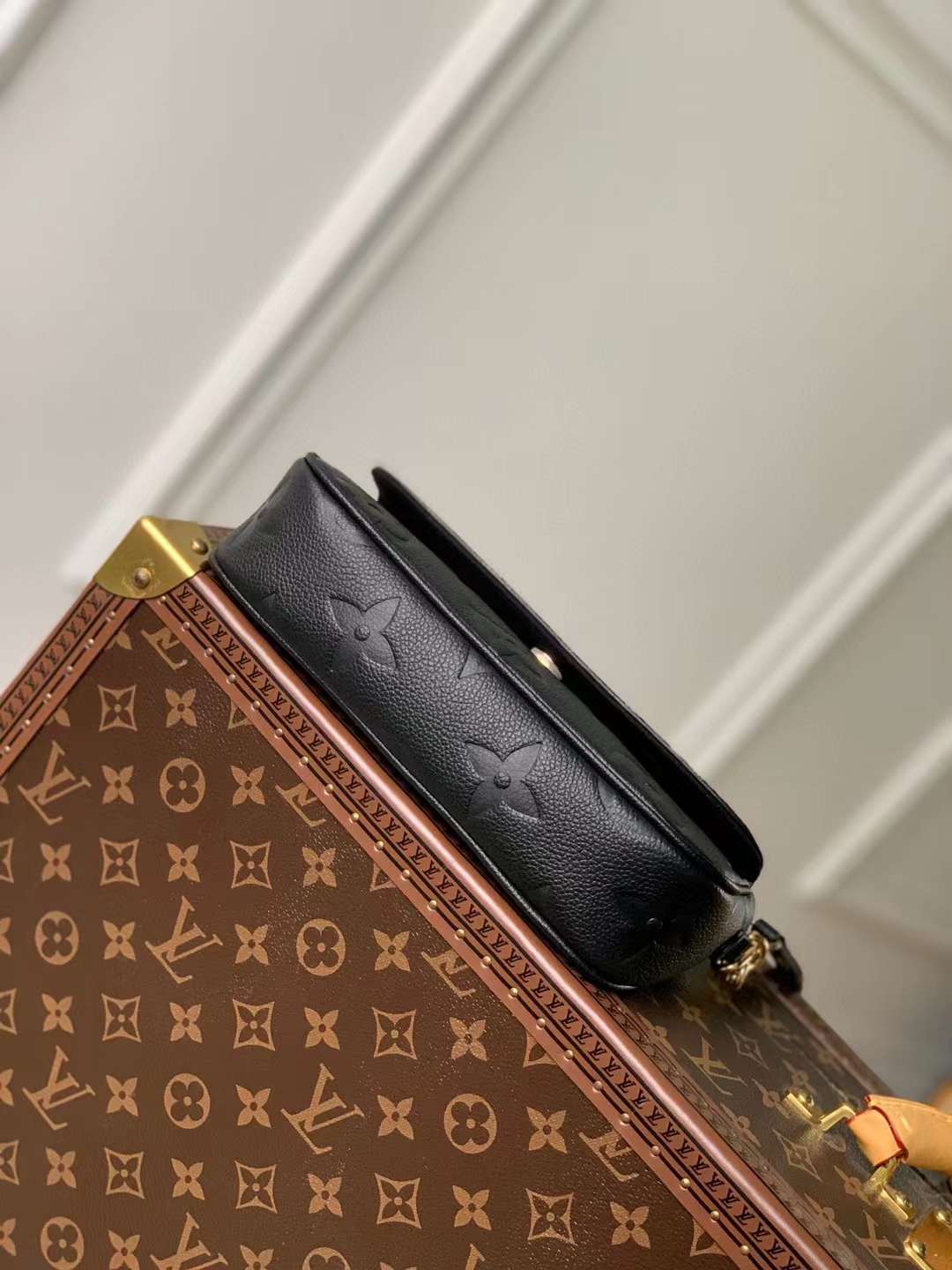 1V Wallet on Chain Ivy M82210 23.5x12.0x4.3CM