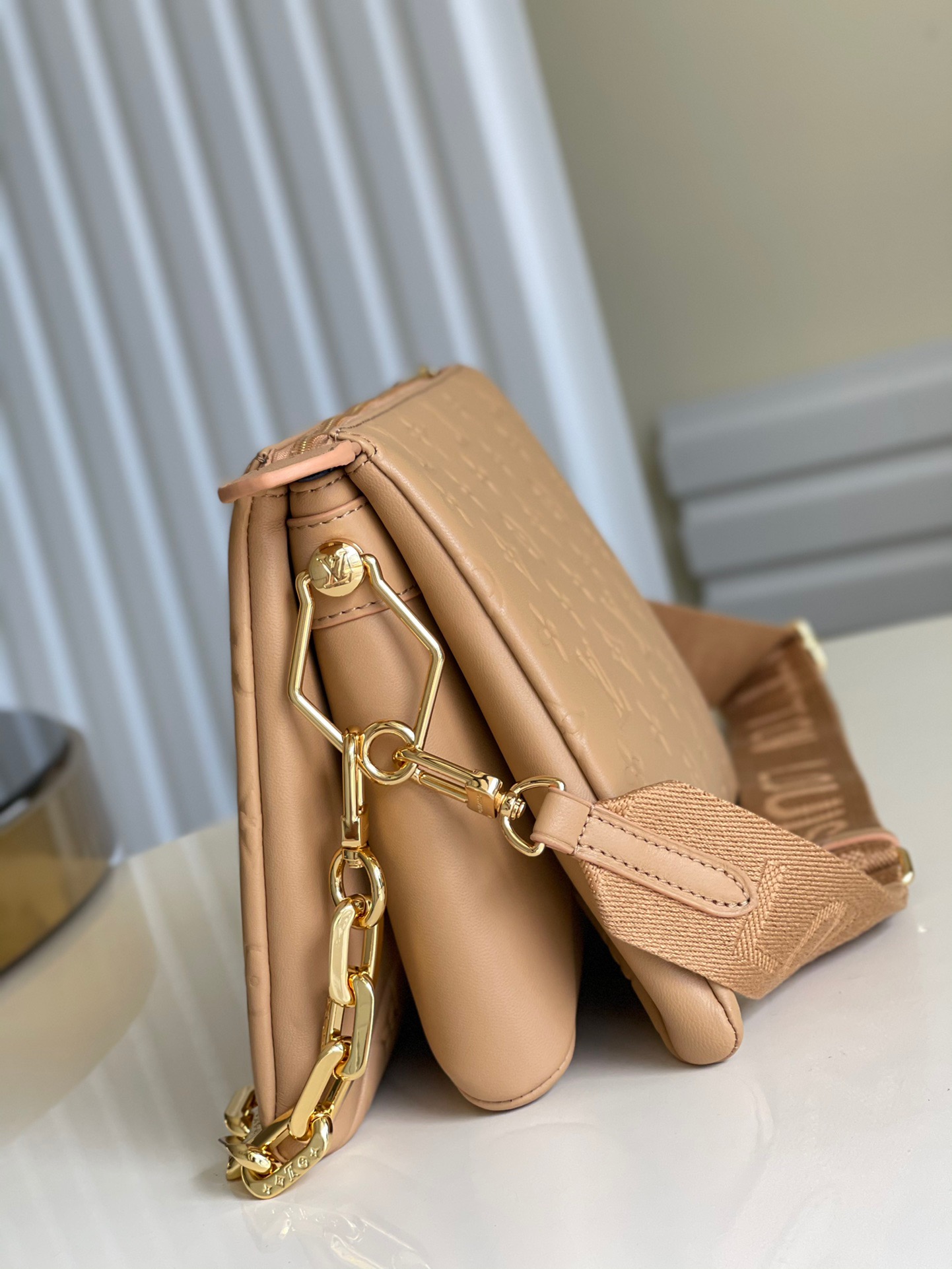 1V M57791 COUSSIN PM camel 26 x 20 x 12 cm