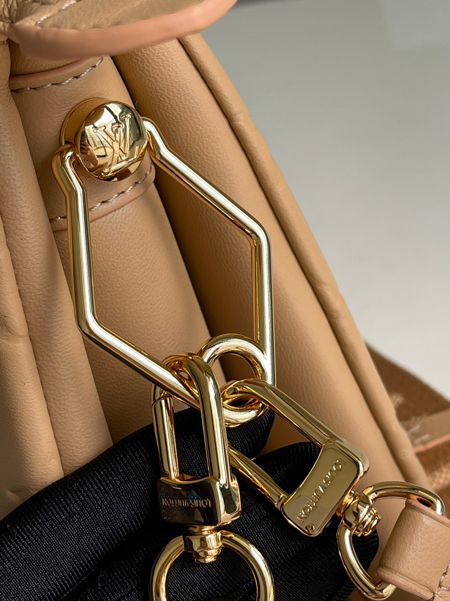 1V M57791 COUSSIN PM camel 26 x 20 x 12 cm