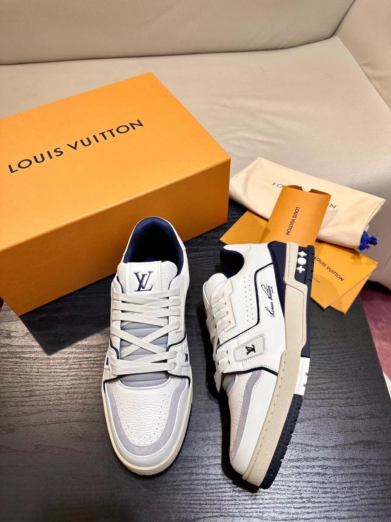 1V trainers 2023060601