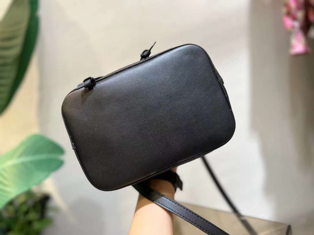 1V M22598 Néonoé BB 20x20x13cm 2023060802