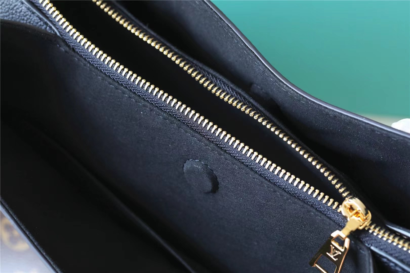 1V M46495 Opéra BB 26x18x15CM
