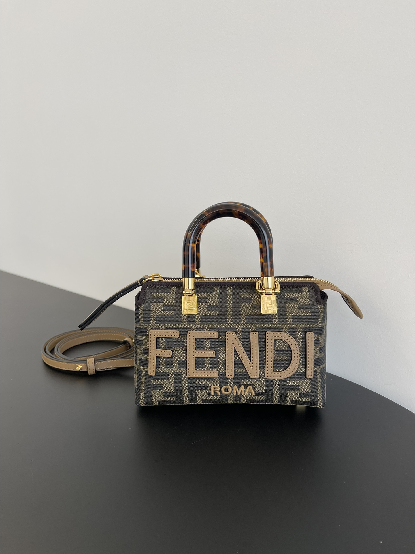 F**di crossbody bag 17.5*18*8cm