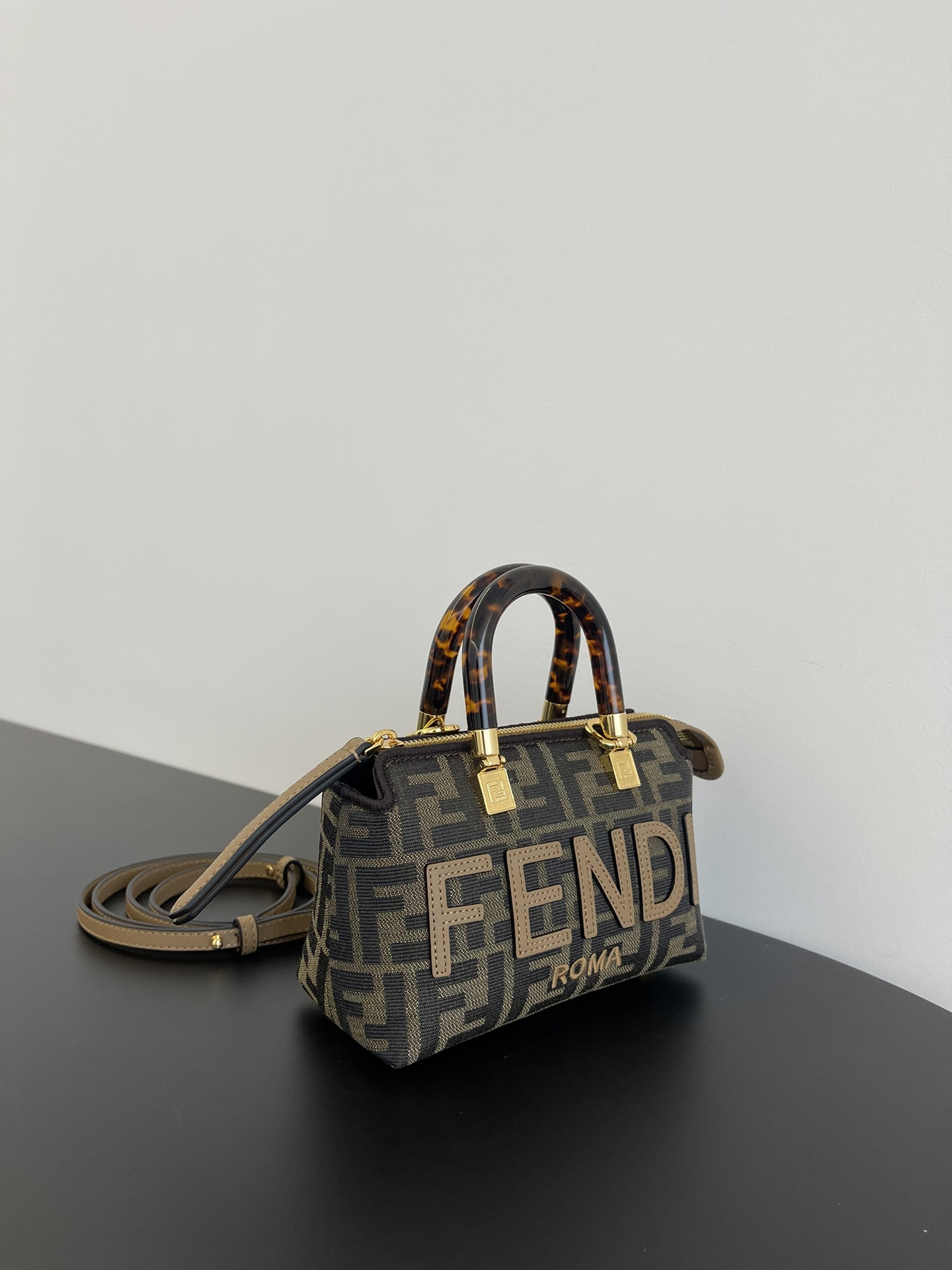 F**di crossbody bag 17.5*18*8cm