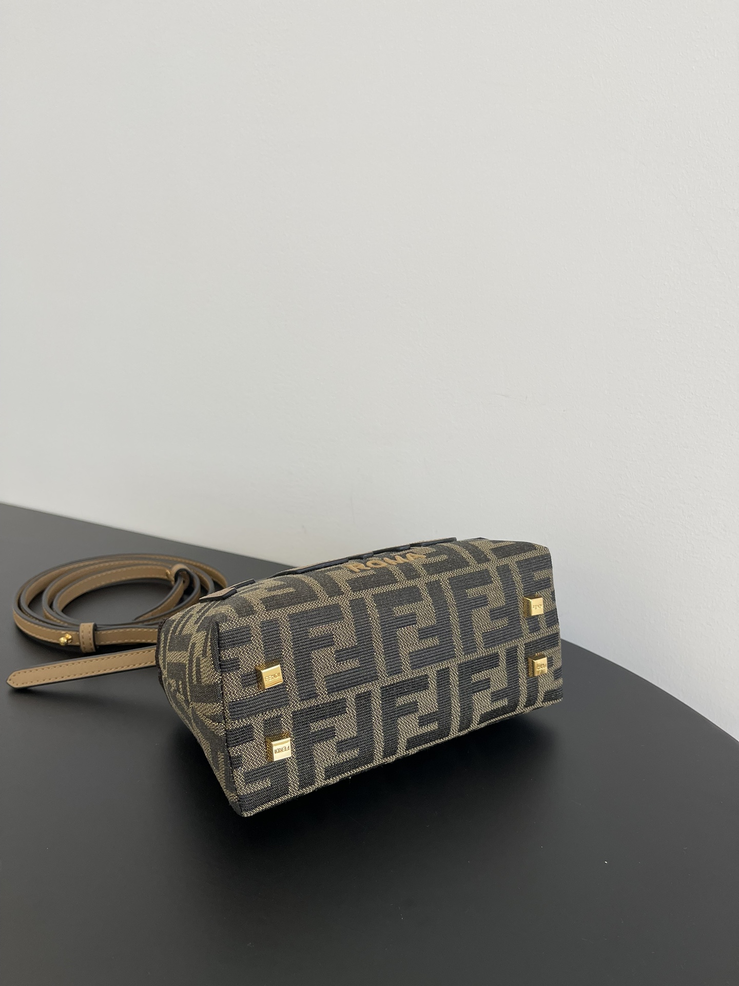 F**di crossbody bag 17.5*18*8cm