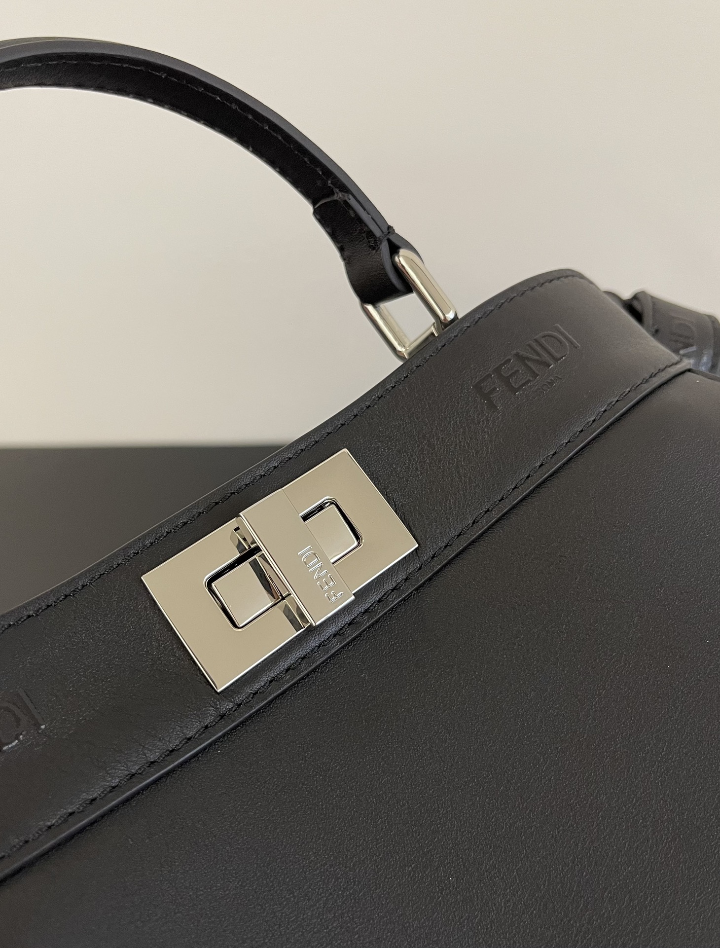 Fend1 Peekaboo bag 27*11*21cm