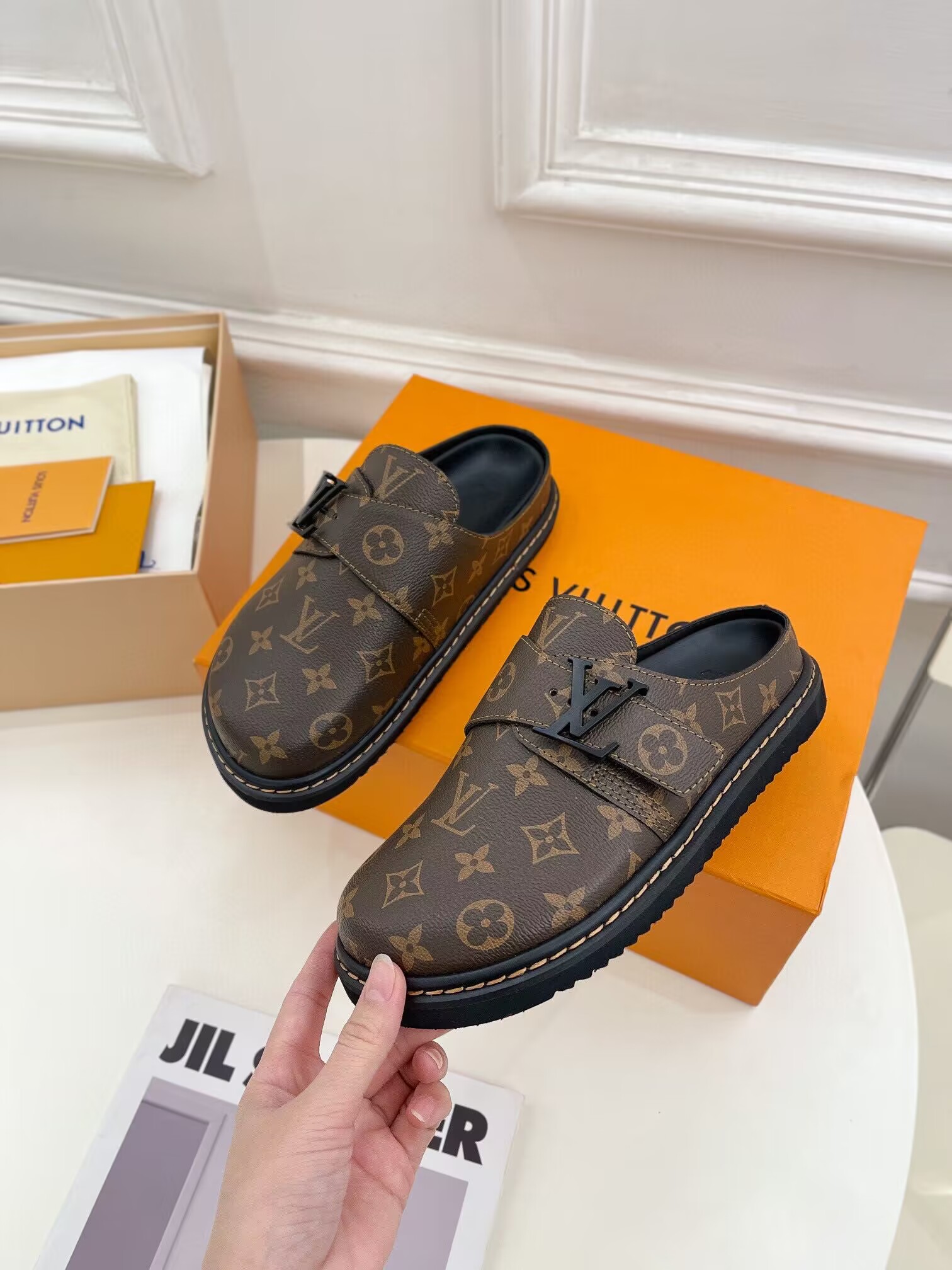 1V shoes 2023061601