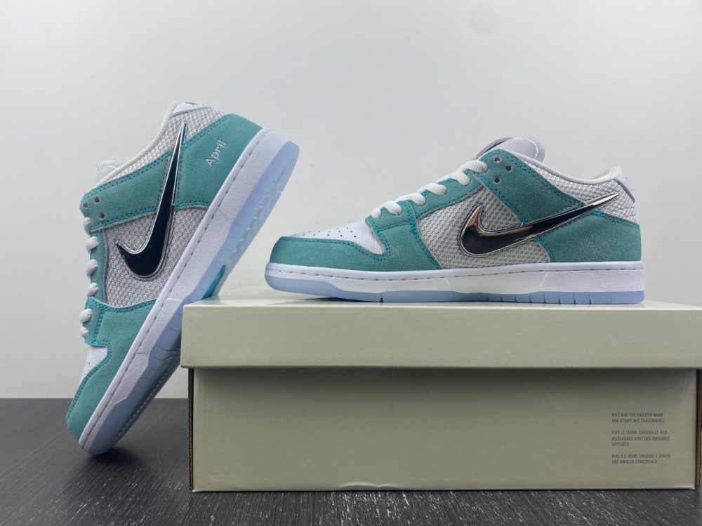 NIKE SB Low  Dunk SDCAI FD2562-400