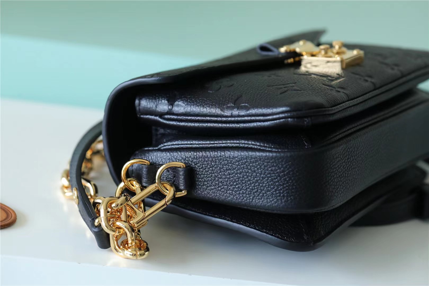 1V Pochette Metis East West 2023070102