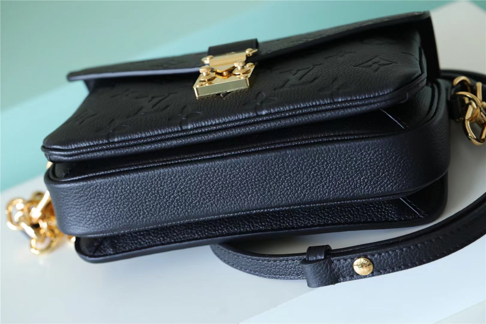 1V Pochette Metis East West 2023070102