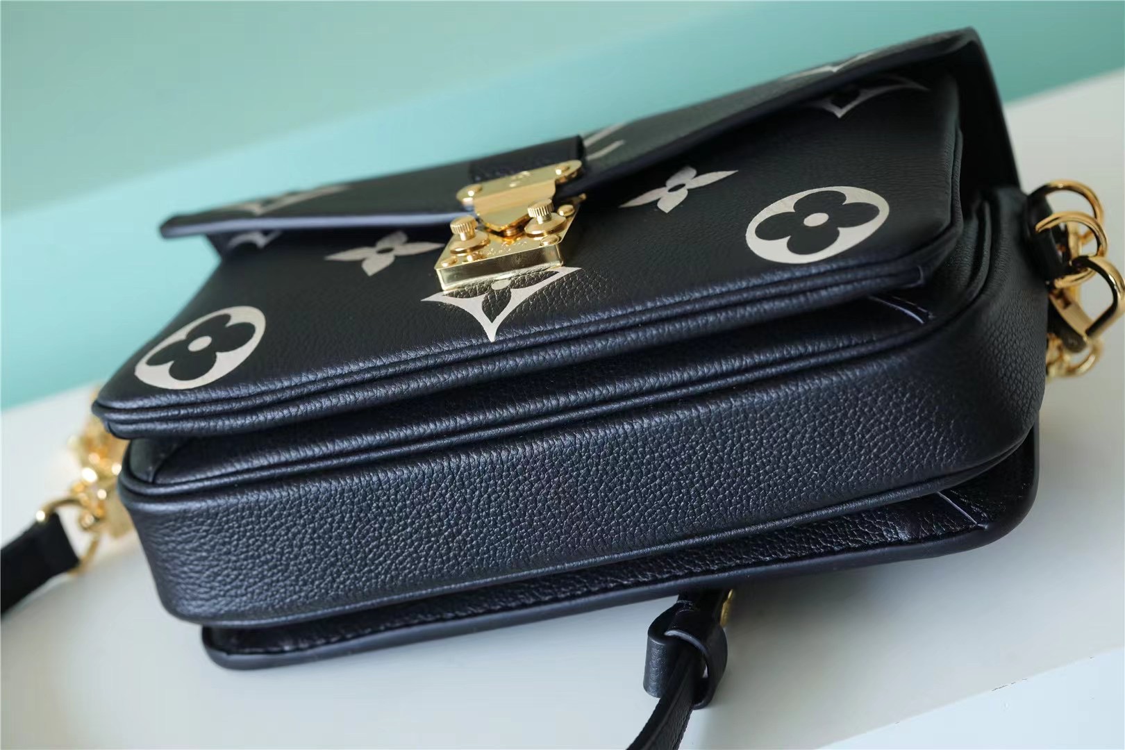 1V Pochette Metis East West 2023070103