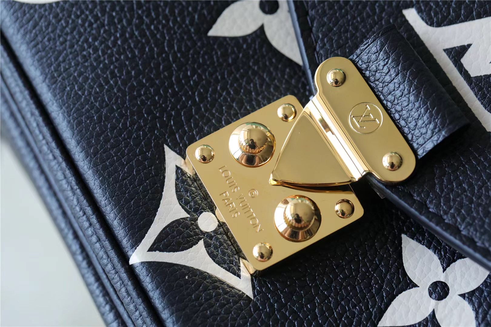 1V Pochette Metis East West 2023070103