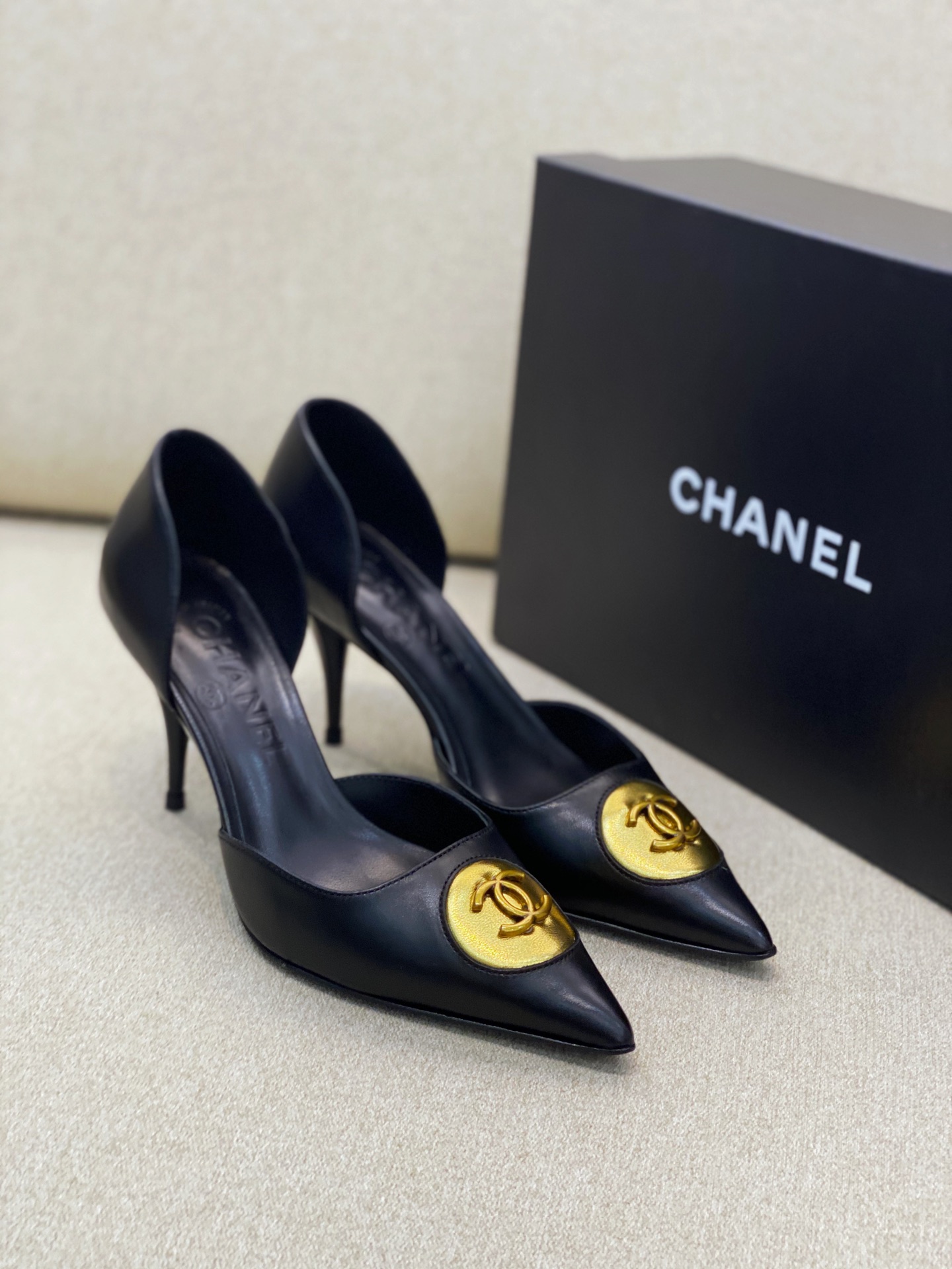 Ch*el heels 2023081901