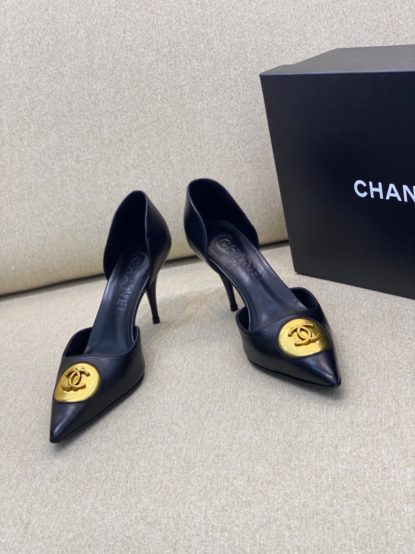 Ch*el heels 2023081901