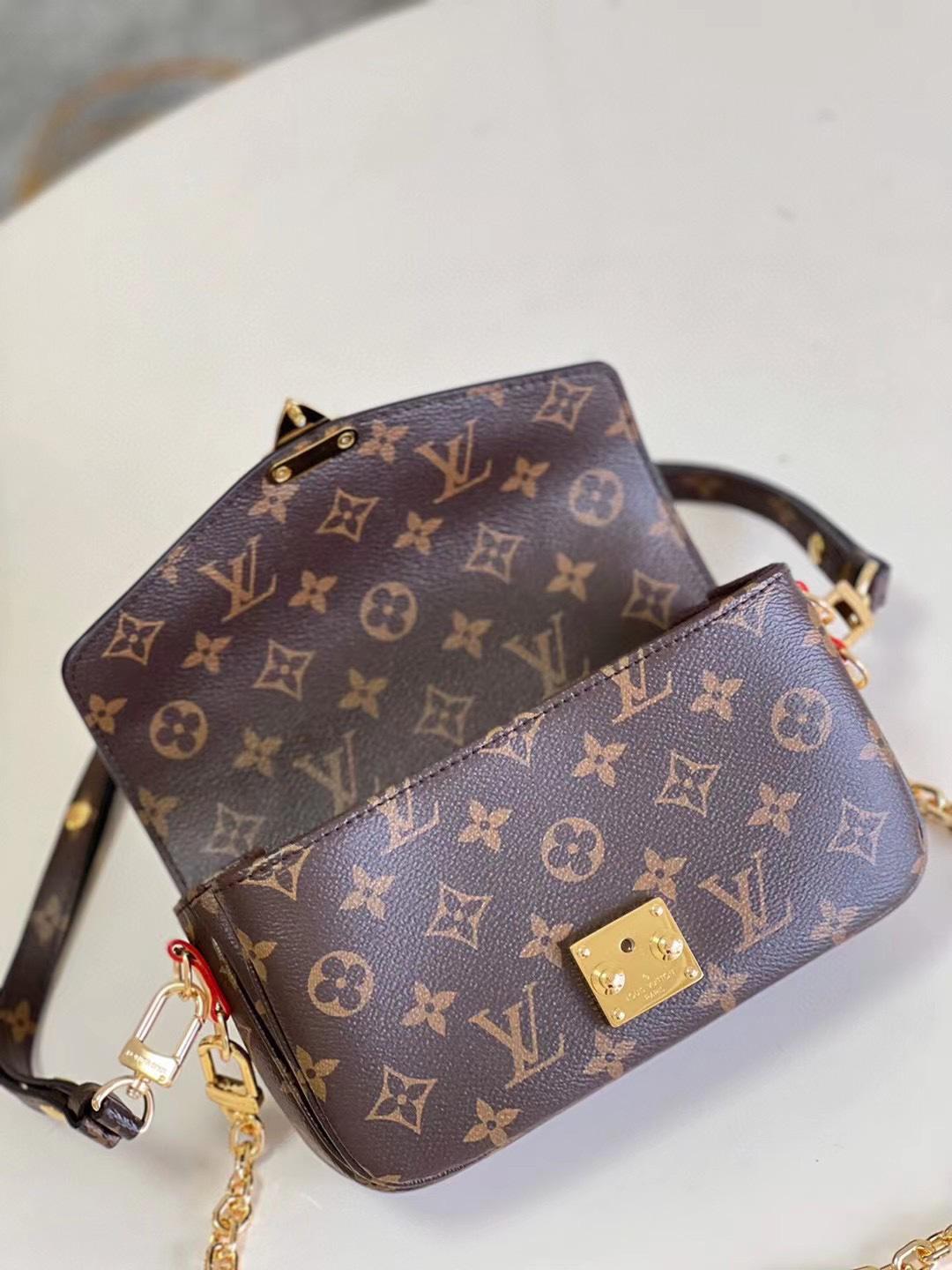 1V Pochette Métis East West Monogram 21.5x6x13.5cm