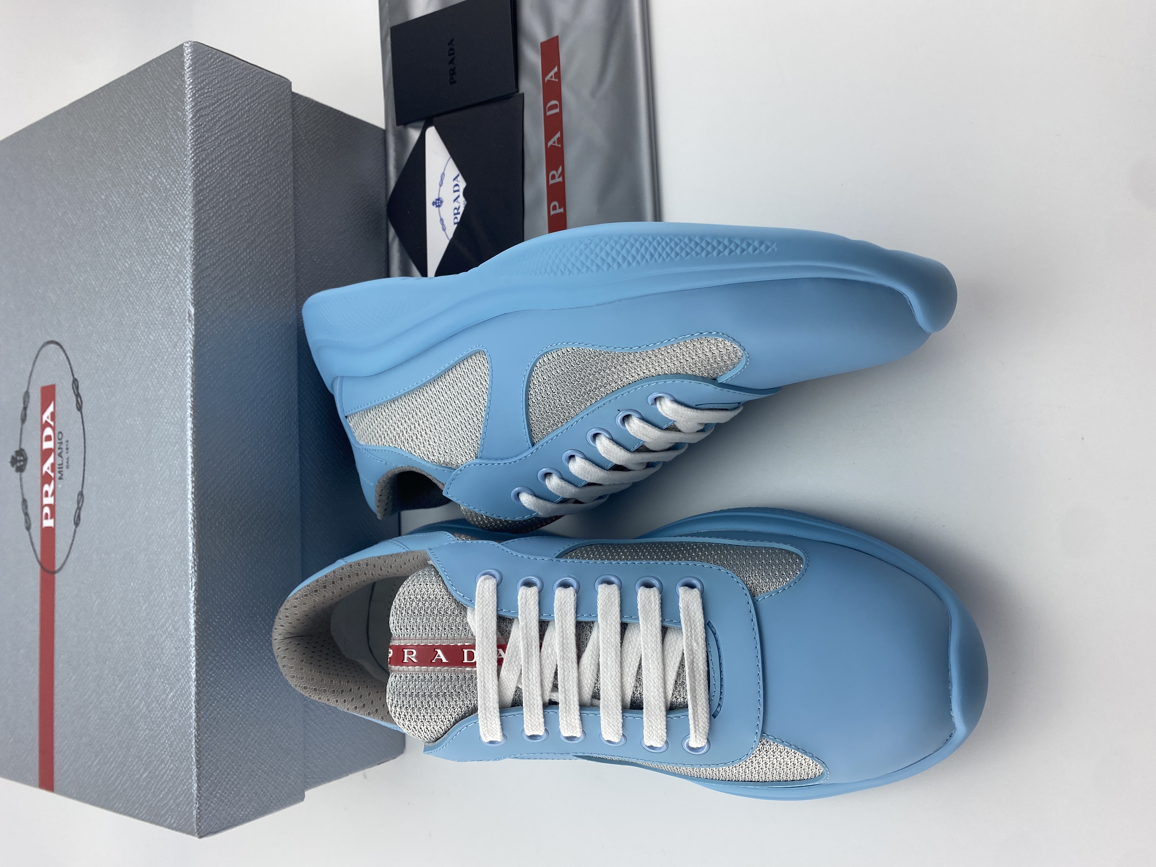 Pra0a sneaker 2023090601