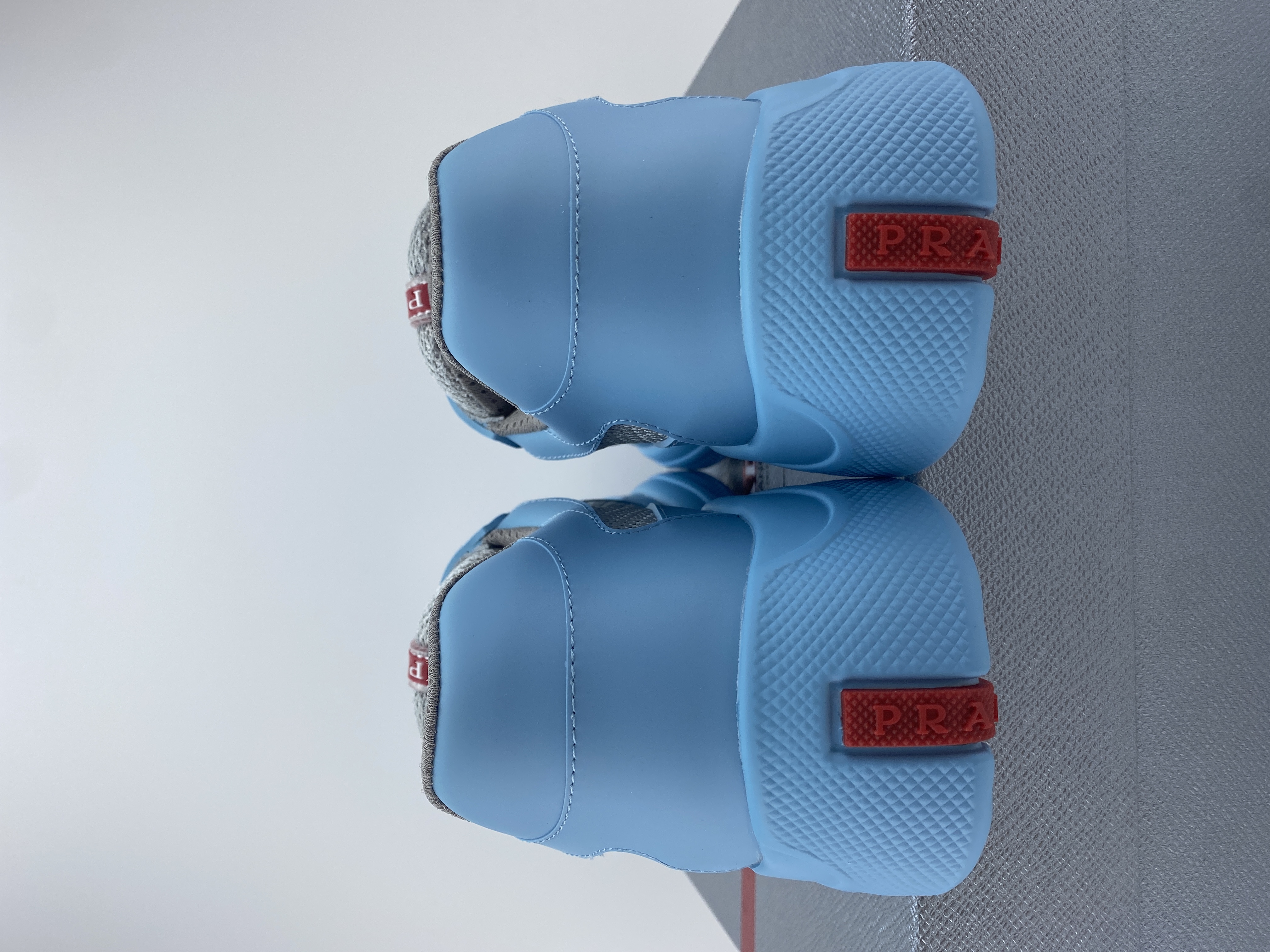 Pra0a sneaker 2023090601