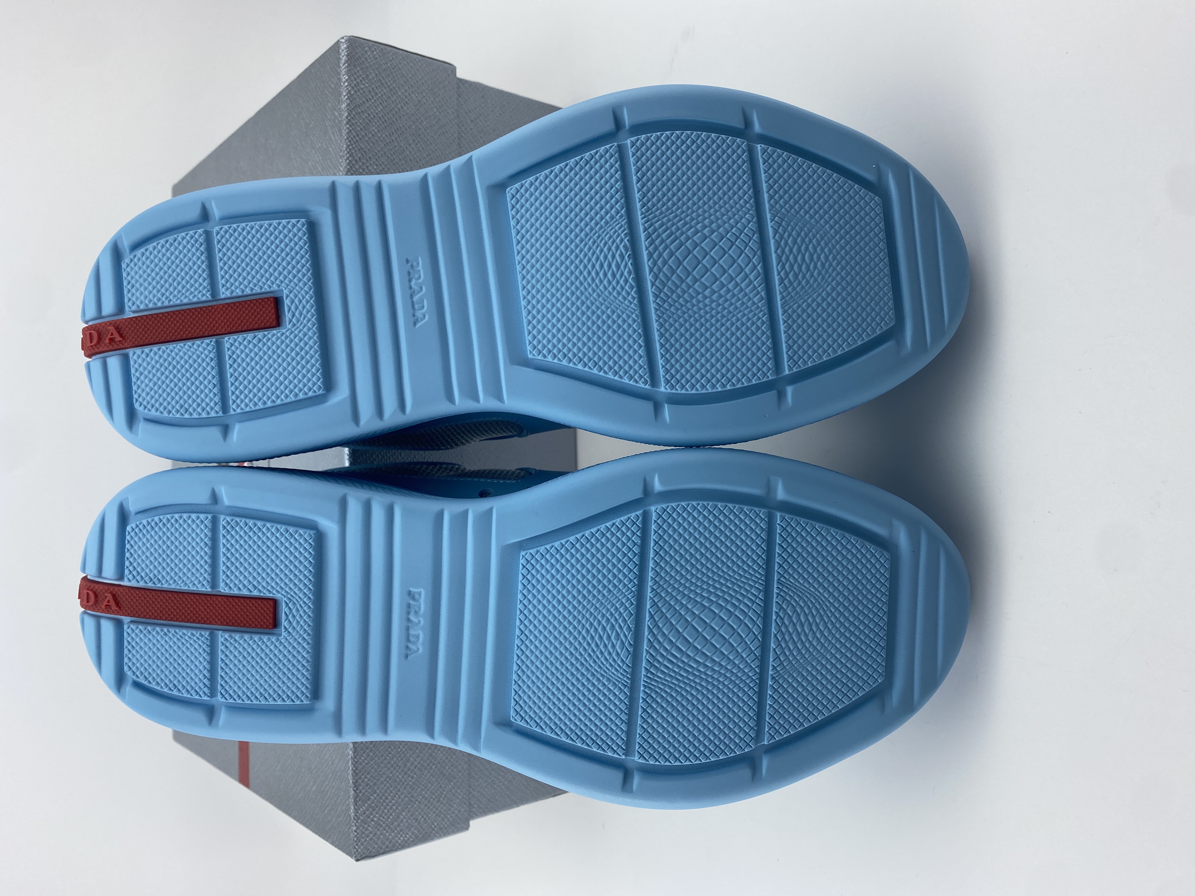 Pra0a sneaker 2023090601