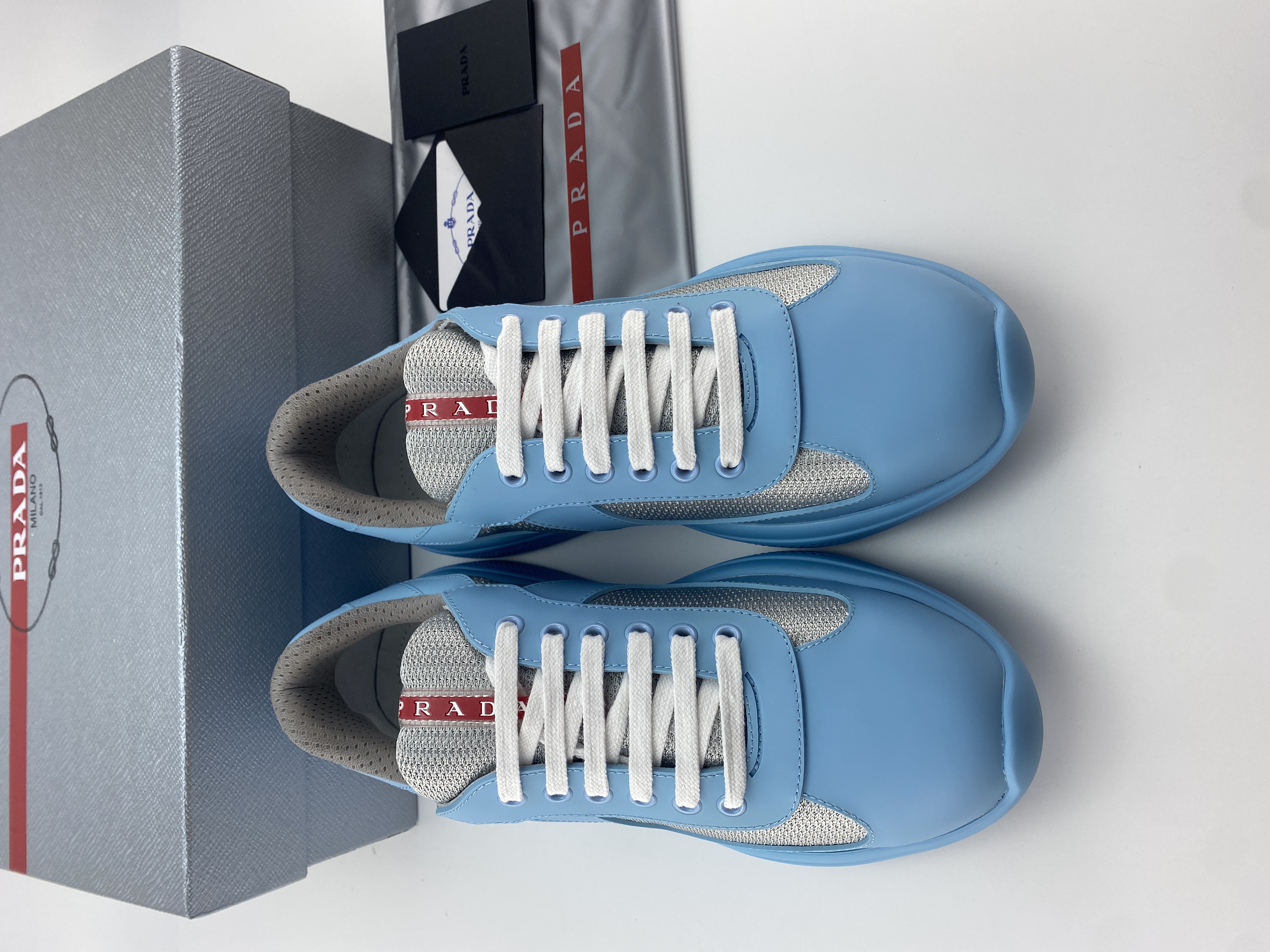 Pra0a sneaker 2023090601