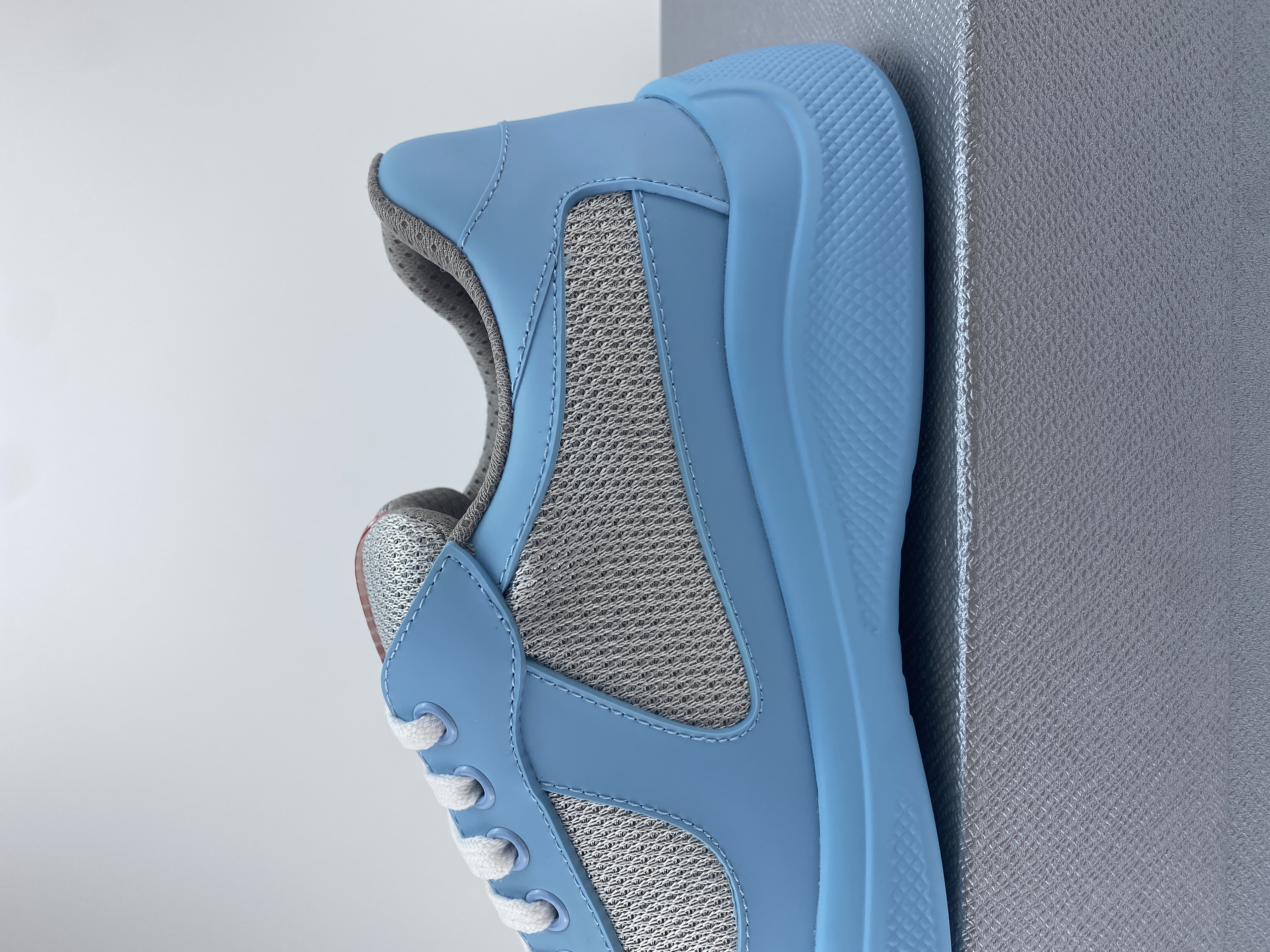 Pra0a sneaker 2023090601