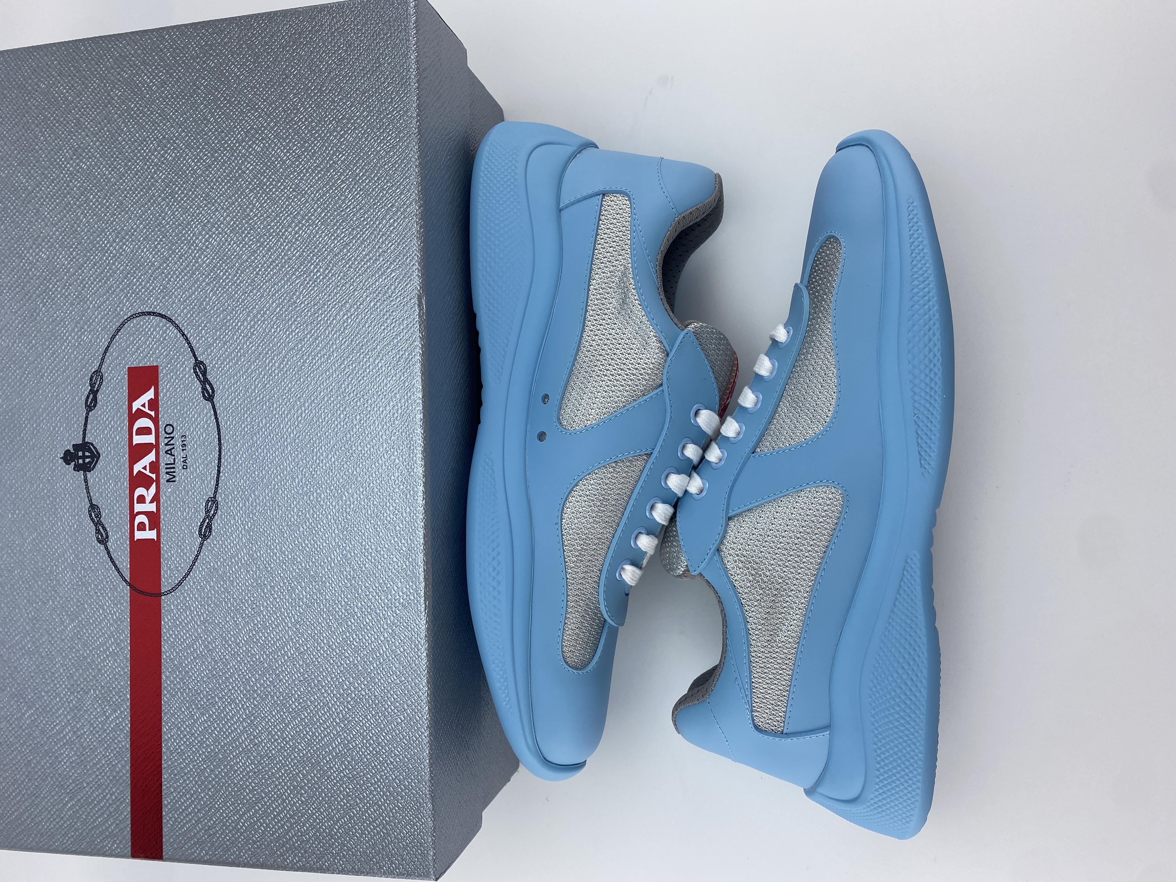 Pra0a sneaker 2023090601