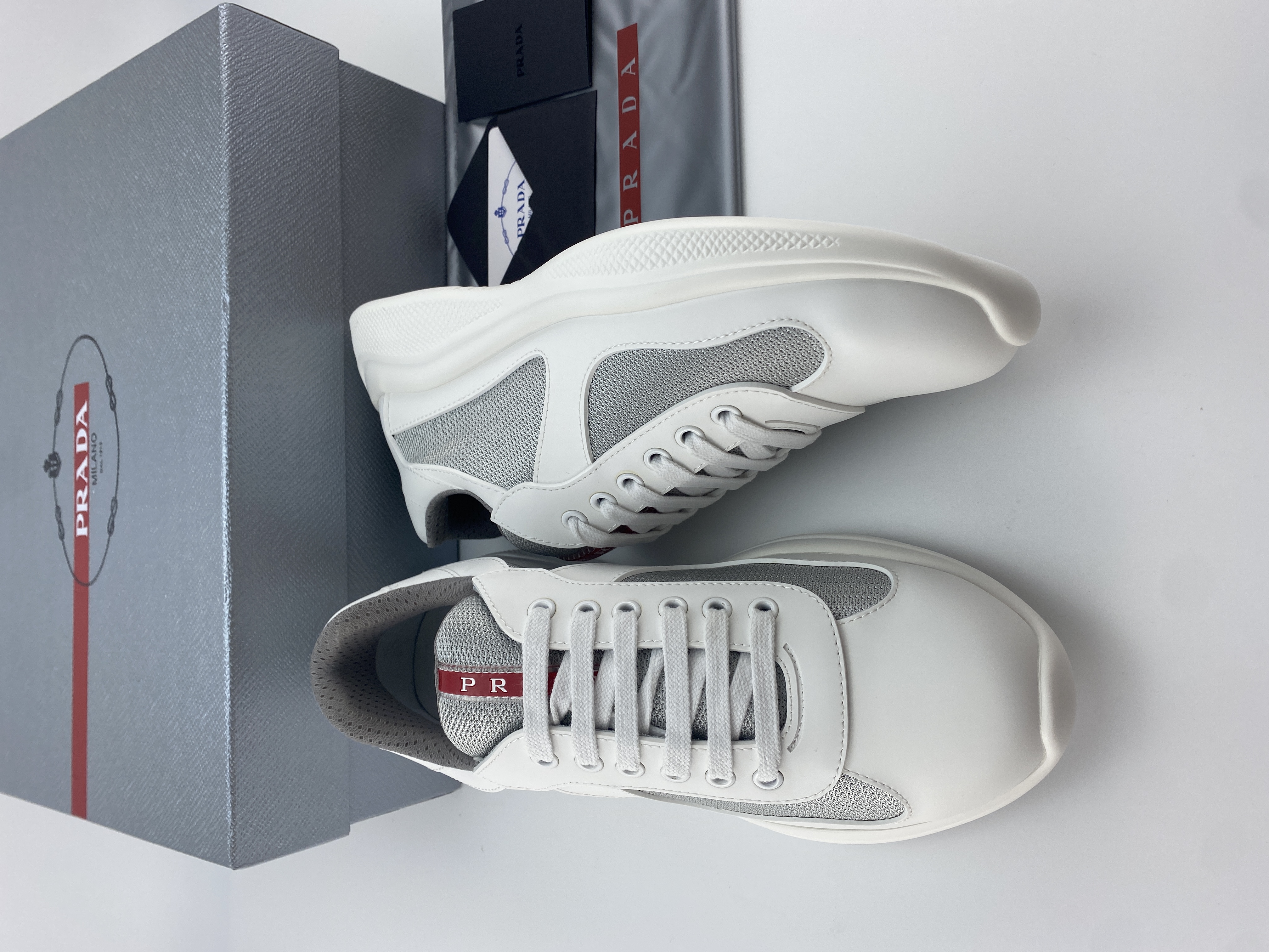 Pra0a sneaker 2023090602