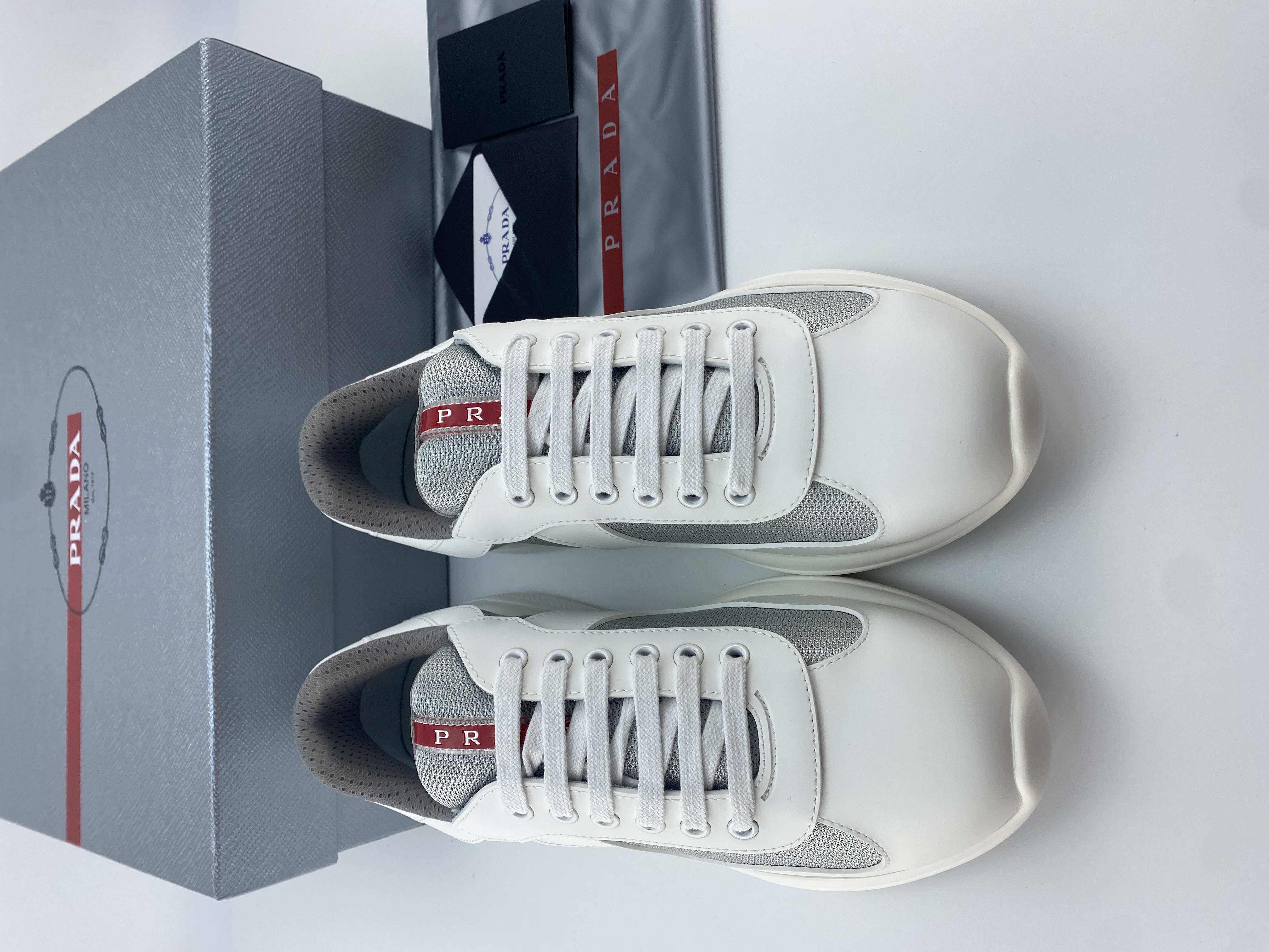 Pra0a sneaker 2023090602