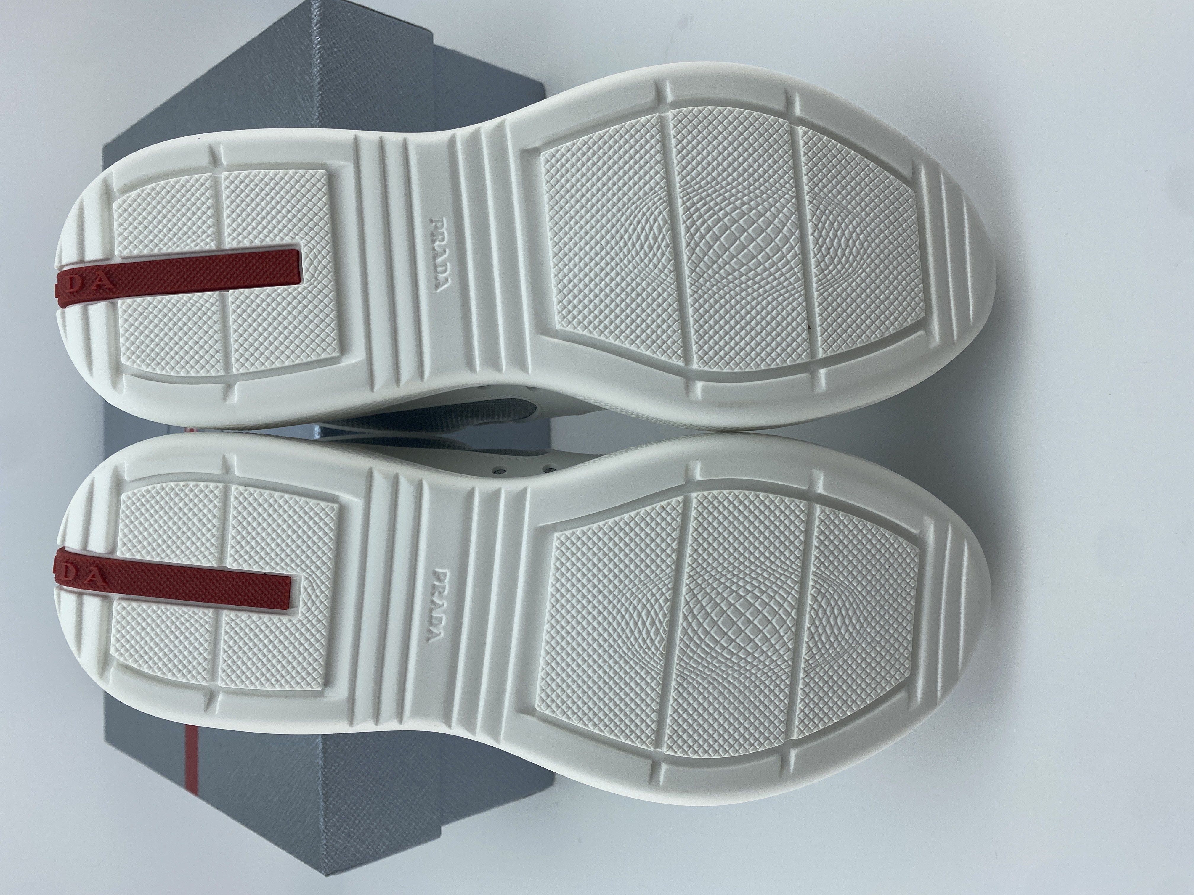 Pra0a sneaker 2023090602