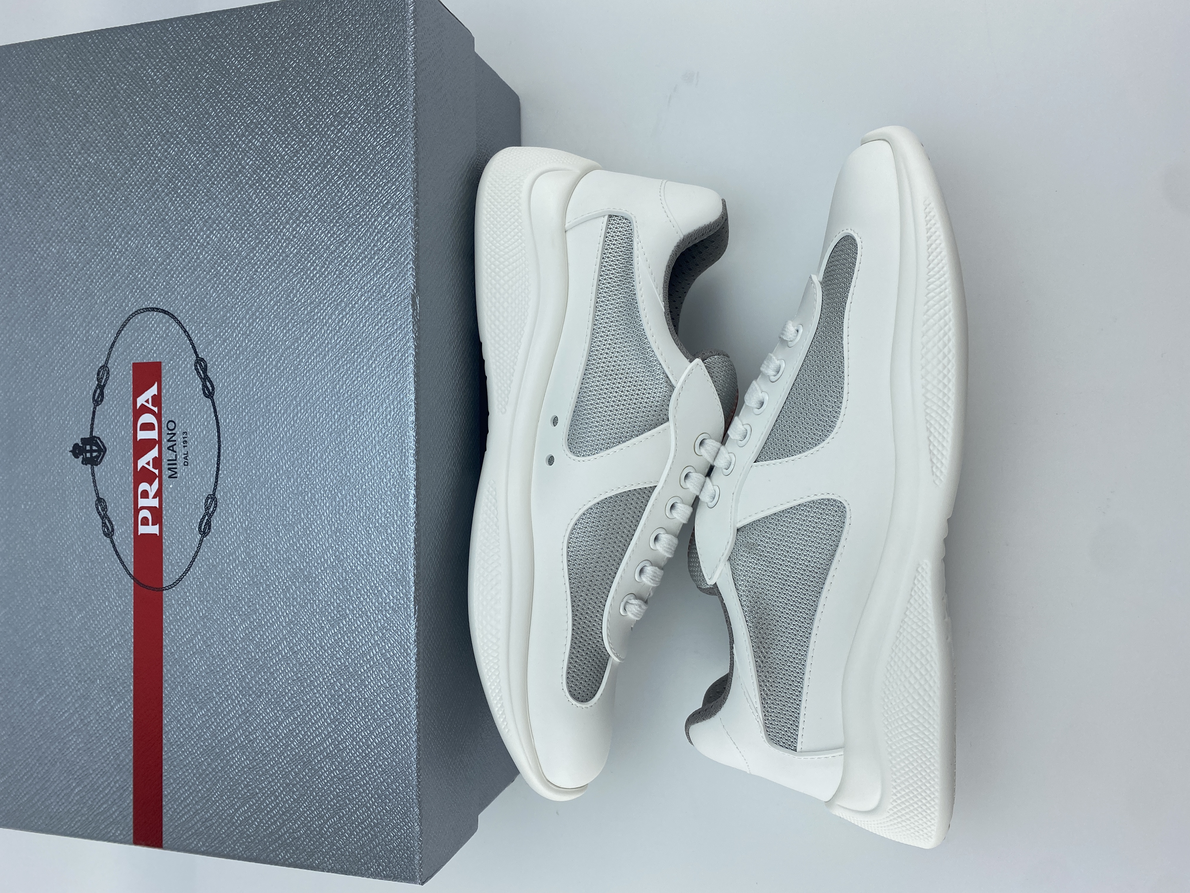 Pra0a sneaker 2023090602