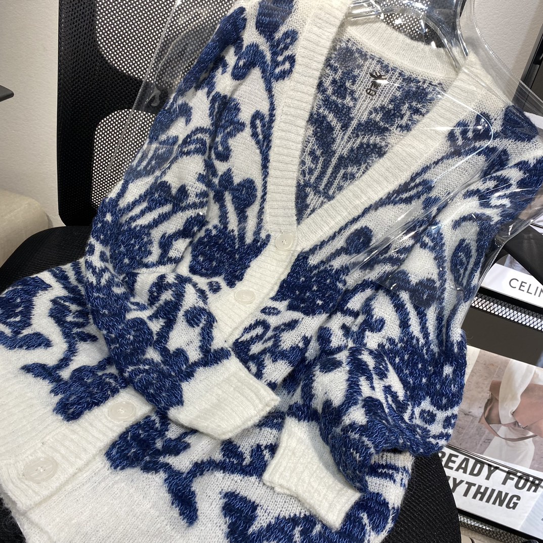 D*or sweater 2023091901
